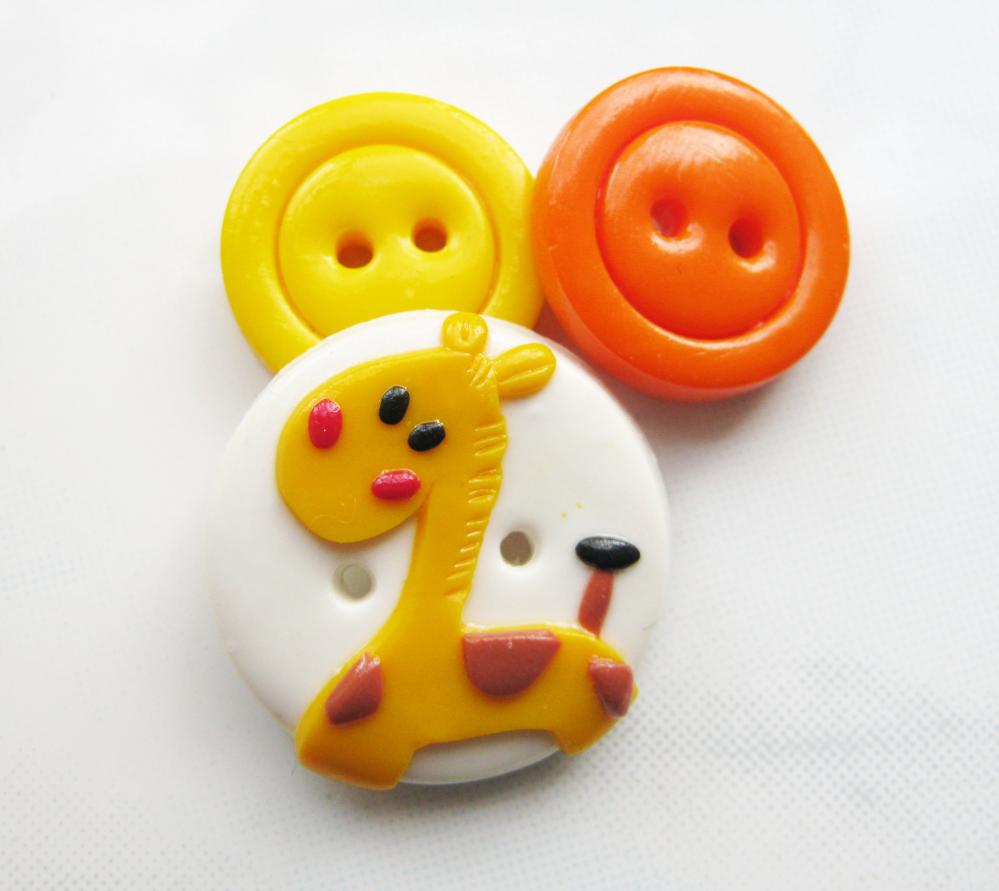 Little giraffe - set of 3 polymer clay buttons
